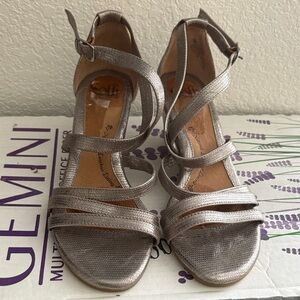 NWOT Söfft Metalic Heel